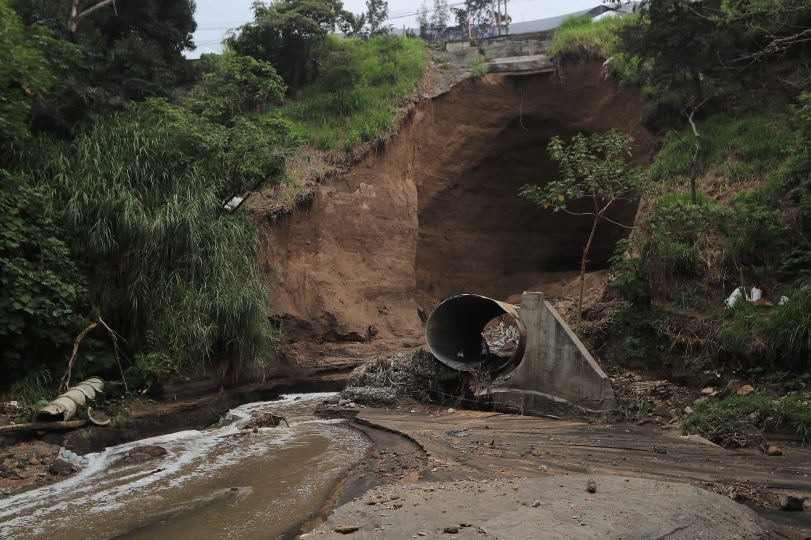 Hundimiento en bulevar Lourdes'