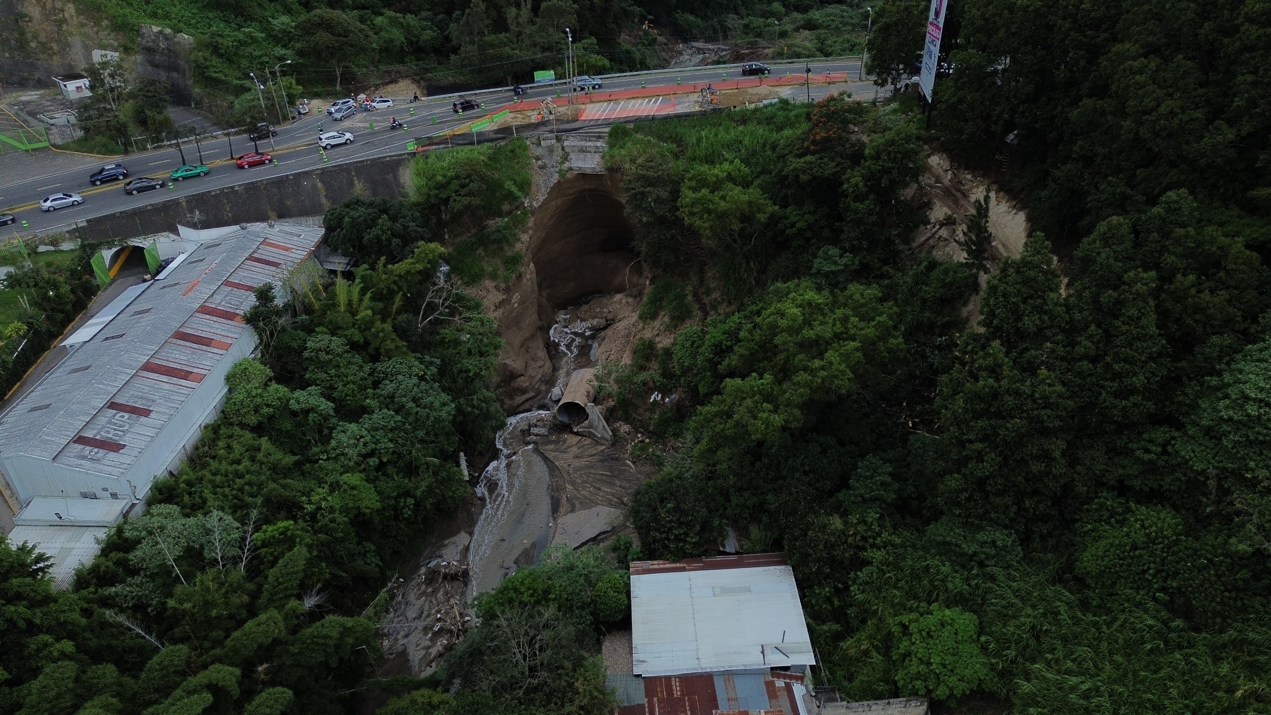 Hundimiento en el bulevar Lourdes, en la zona 5'