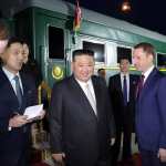 El líder norcoreano Kim Jong Un (centro) viajó a Rusia en su tren insignia. (Foto Prensa Libre: AFP)