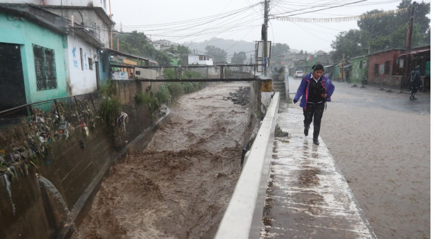 La onda del este número 25 causó estragos el sábado en la ciudad capital y área metropolitana. (Foto Prensa Libre: Érick Ávila)