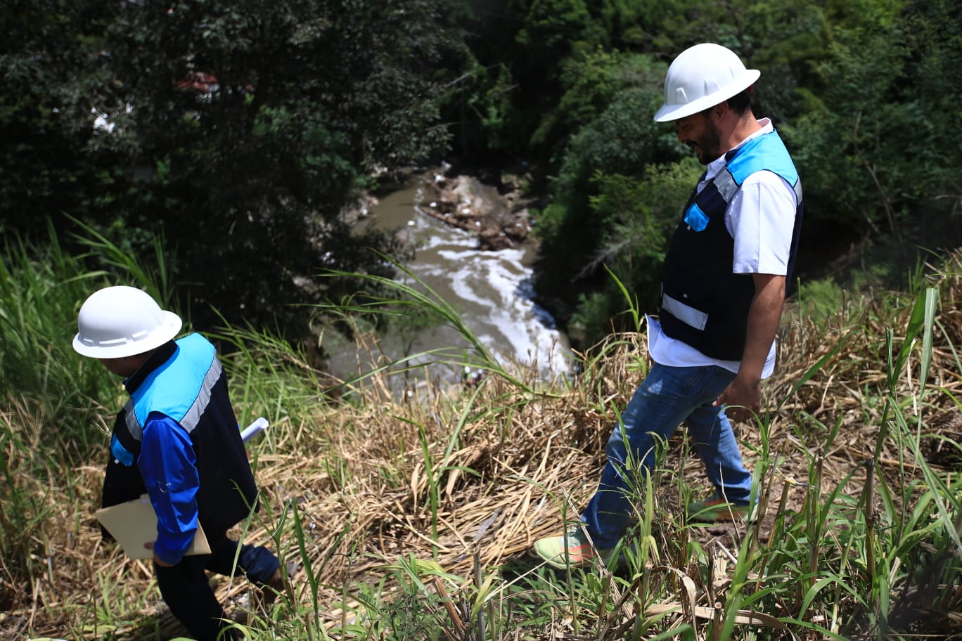 Imágenes captadas con dron muestran la magnitud del socavón en el bulevar Lourdes. (Foto Prensa Libre: Carlos Hernández Ovalle)