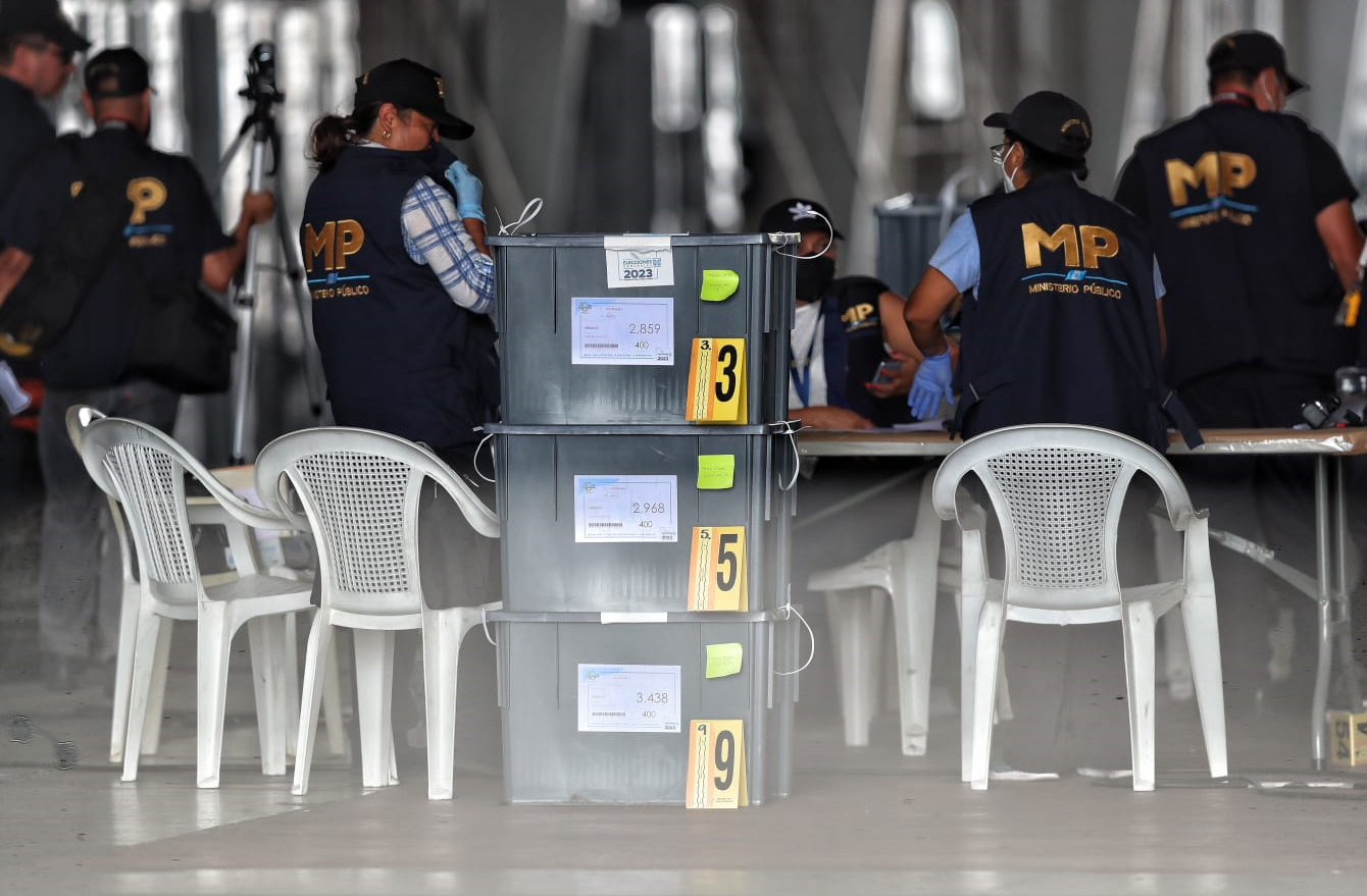 La Feci continúa con cateos en el Cope, en el parque de la Industria, donde ha abierto cajas con material electoral.