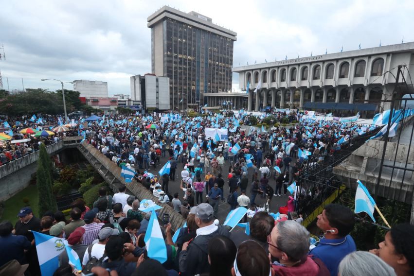 Manifestación en las afueras de la CSJ