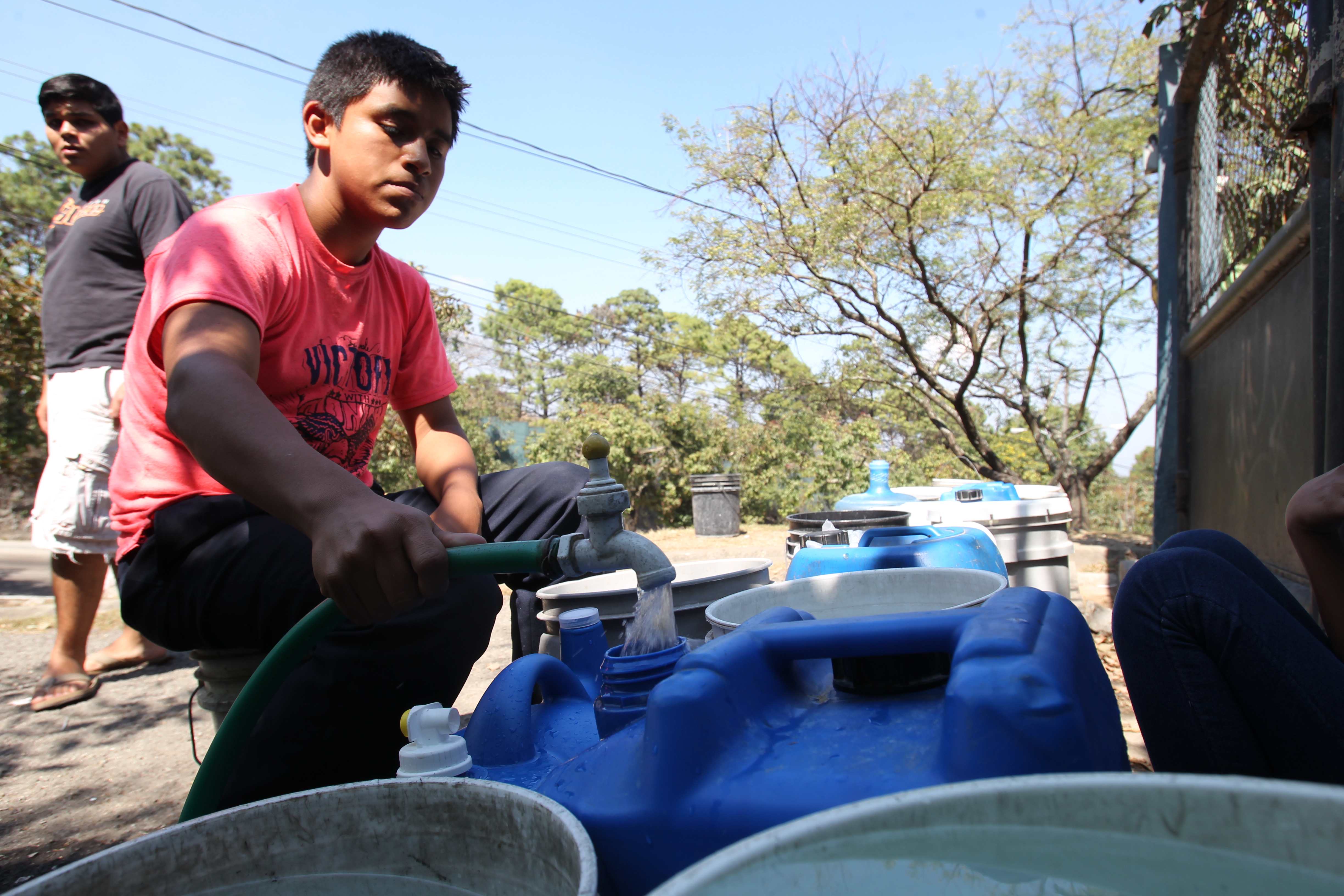 Reportaje, sobre la escapes de agua potable  o entubada, lo cual afecta  a los vecinos de varios lugares  del municipio de  Chinahutla , quien ya llegan mas de  cuatro das sin el vital liquido, esto ha provocado  infecciones a  sus moradores 
Fotografa: Paulo Raquec  23/01/2015