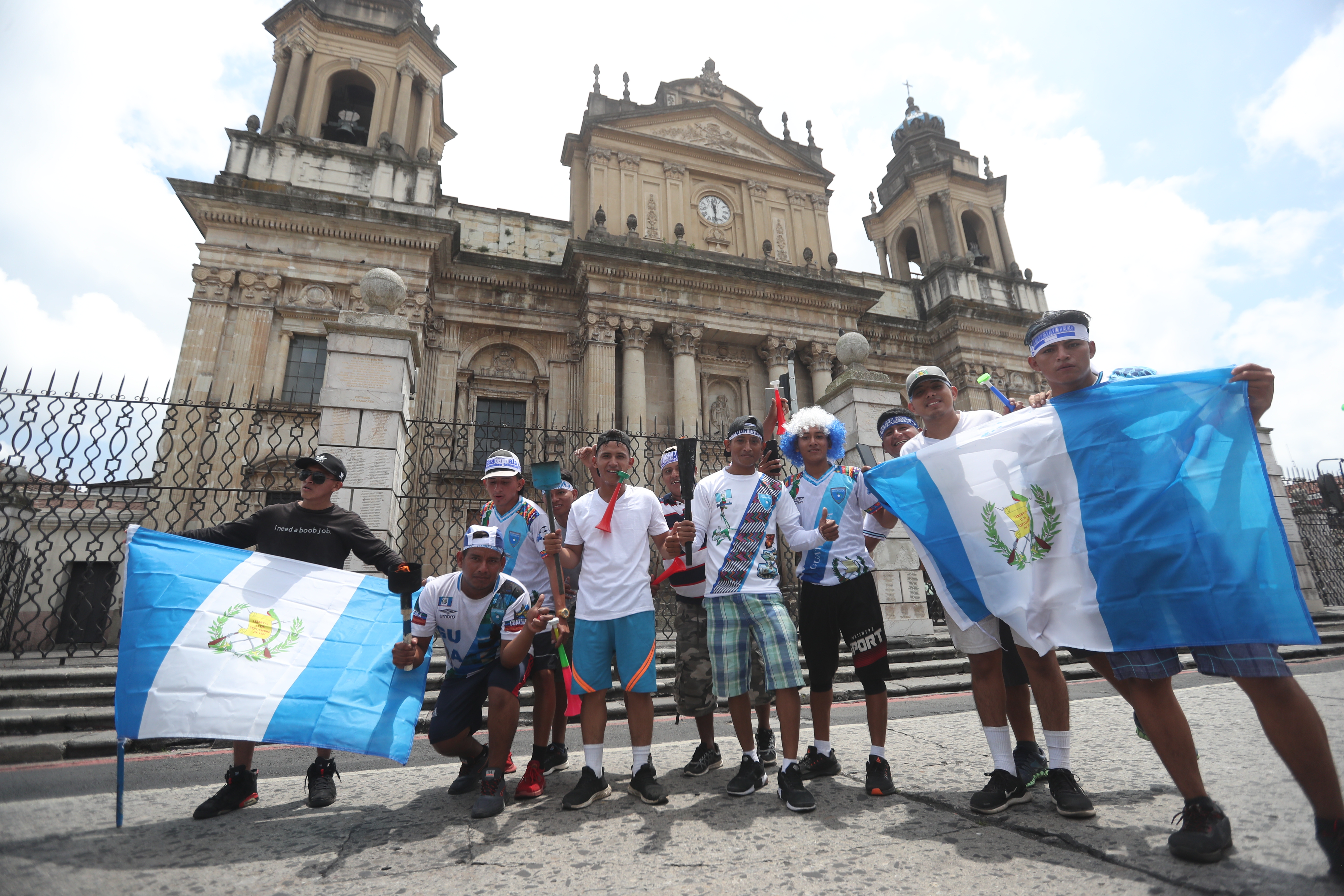 Ventas de banderas y comida en los alrededores del Parque Central en la zona 1 en las fiestas patrias 202 aos de esta celebracin varias personas pasan con sus antorchas a distintos puntos de Guatemala

Fotografa:Erick Avila.    Fecha: 14/09/2023.