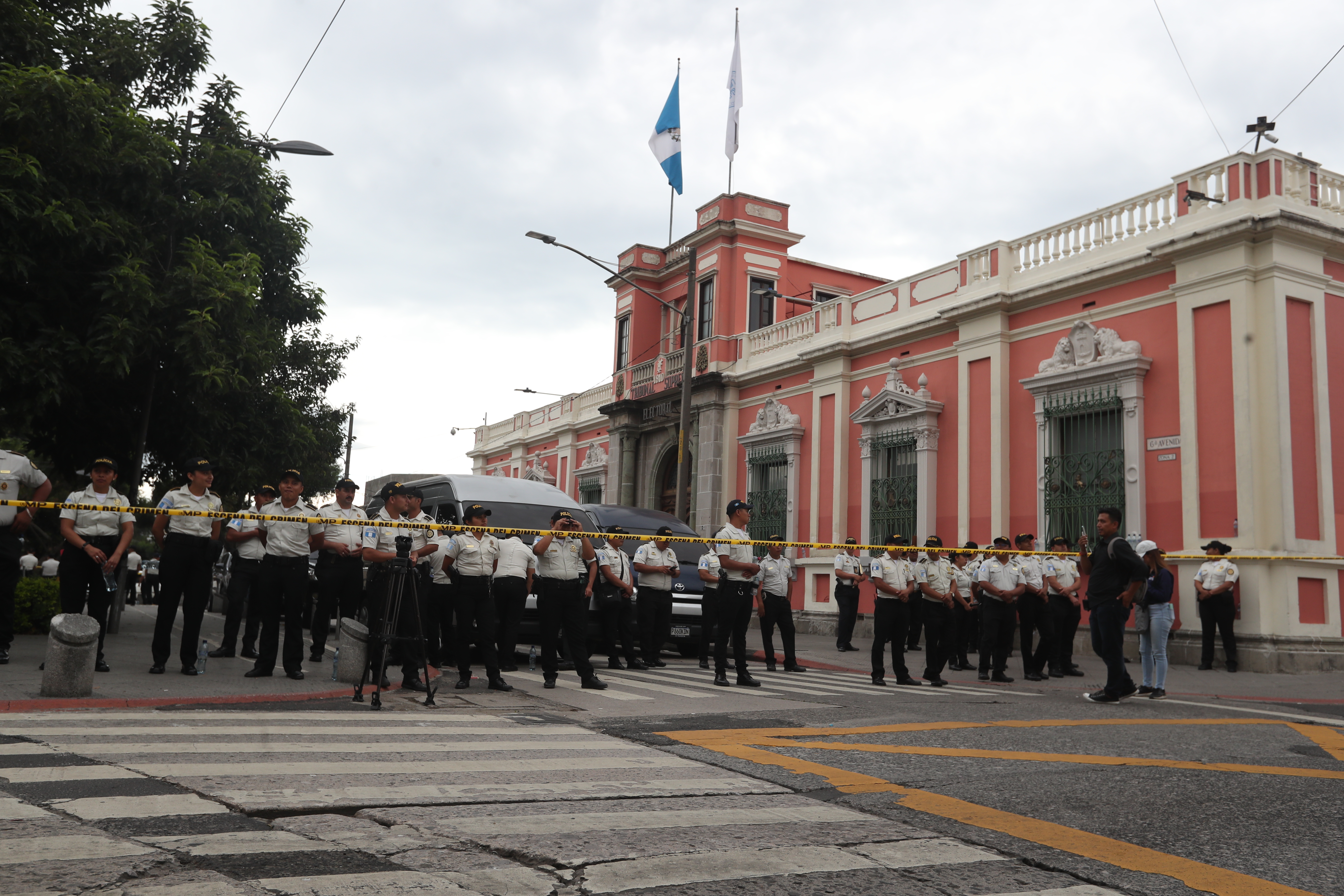 La sede central del TSE fue allanada y fiscales se apoderan de actas electorales. Fotografía: Prensa Libre (Juan Diego González).