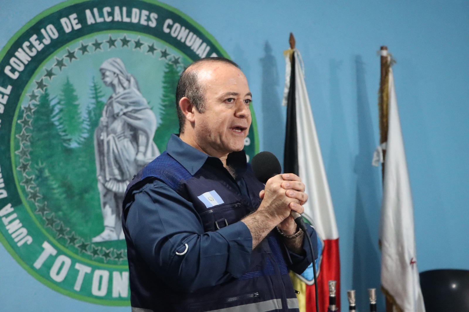 El jefe de la Procuraduría de los Derechos Humanos, durante su visita a la sede de los 48 Cantones de Totonicapán. El jefe de la entidad confirmó que le aumentarán el salario a trabajadores del renglón 011. (Foto Prensa Libre: PDH).