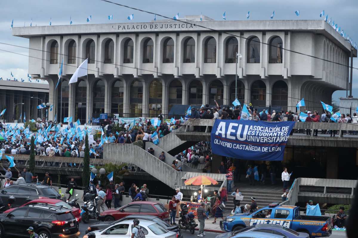 Personas reunidas en las afueras de la CSJ