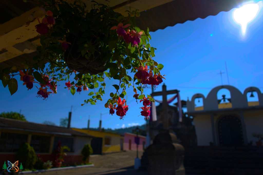 Es uno de los pueblitos de Antigua Guatemala, con ruta de acceso empedrada. 