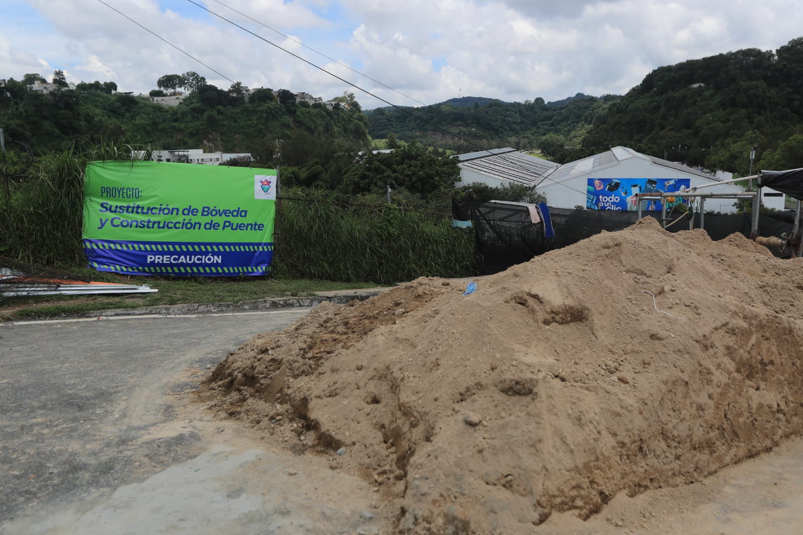 Socavón en el bulevar de la zona 5 capitalina'