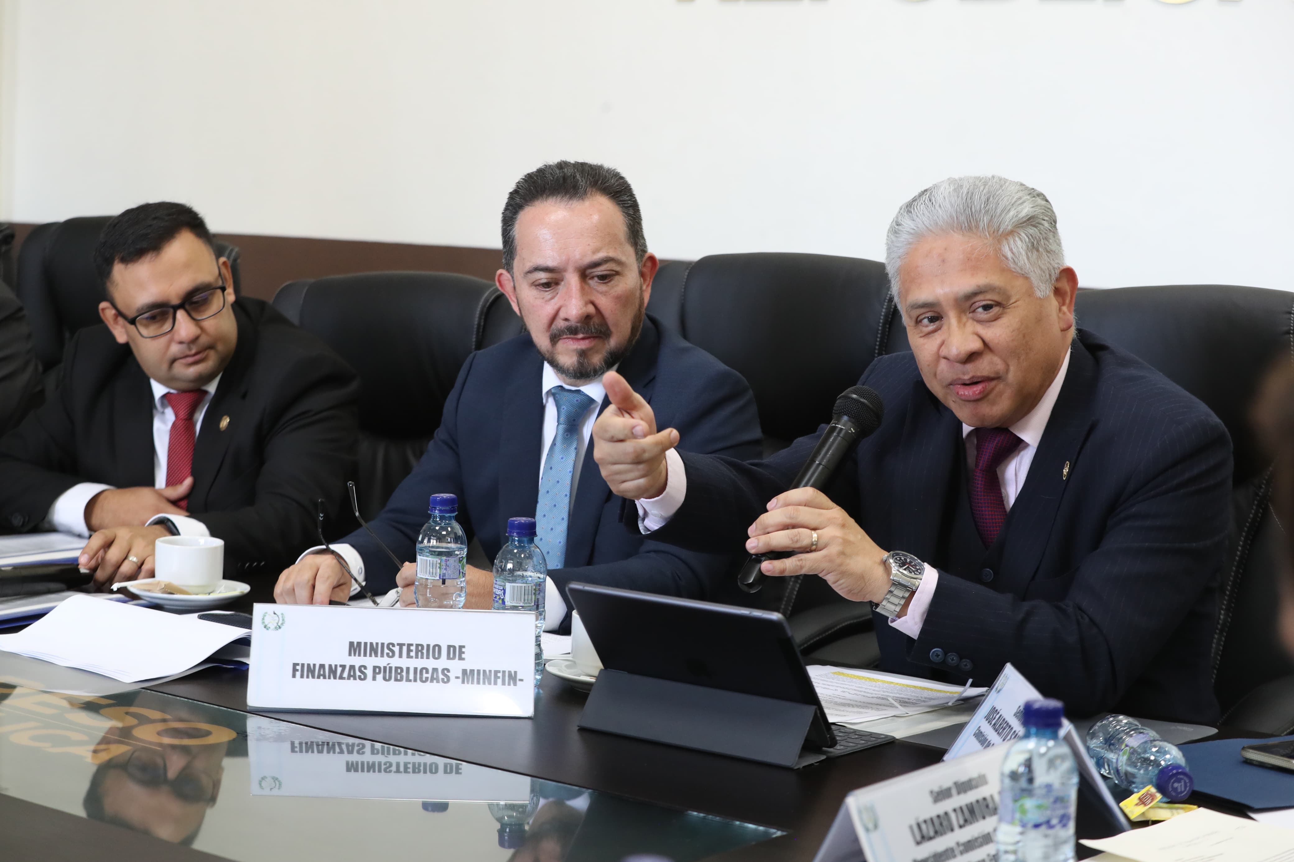 Fernando Suriano Buezo, intendente de Recaudación (izquierda); Jorge López Urízar, director de Análisis y Política Fiscal del Minfin (al centro); y Saul Figueroa, viceministro de Finanzas, exponen resultados de la recaudación en 2023. (Foto Prensa Libre: María Reneé Barrientos)  