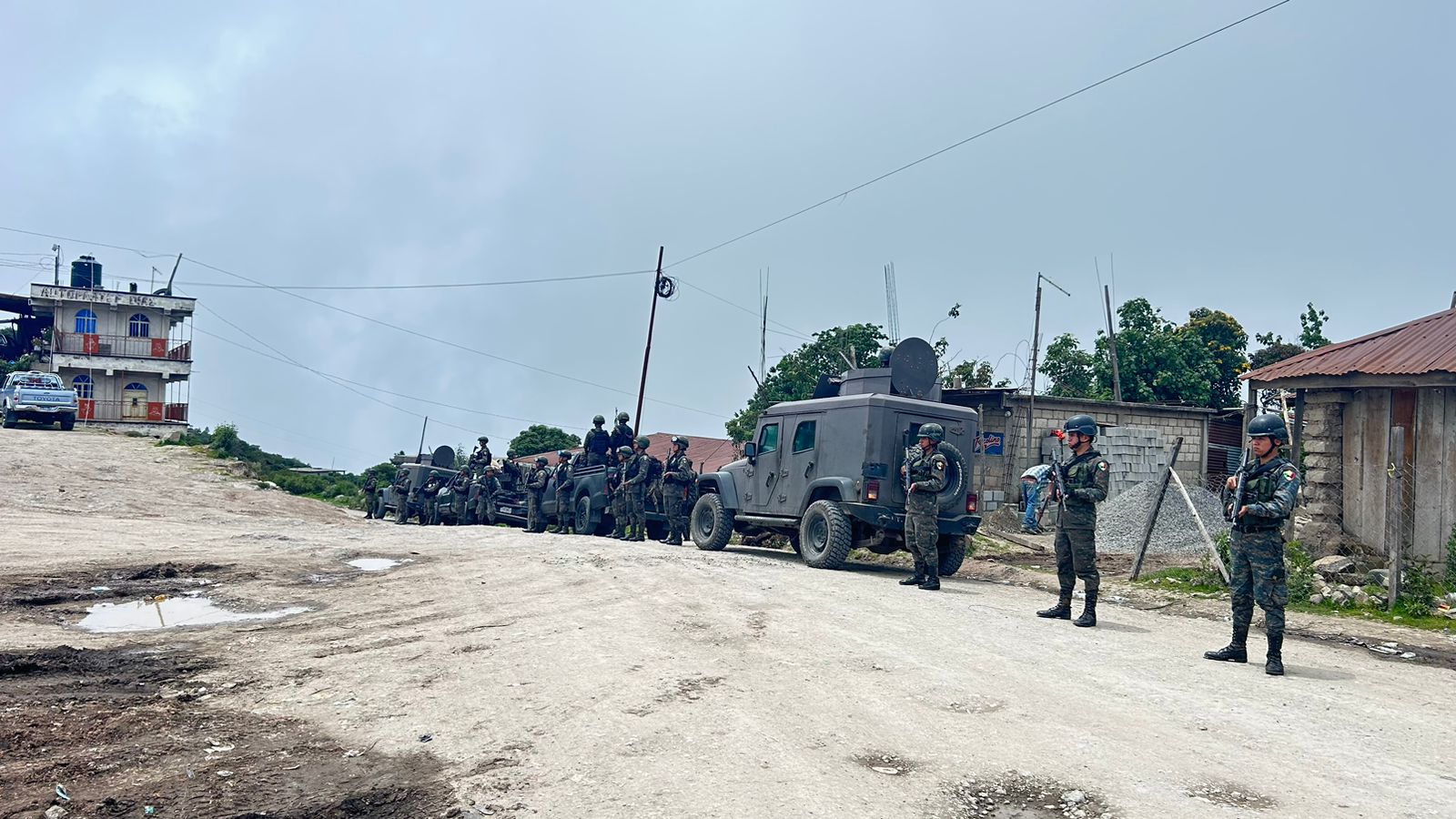 El Ejército de Guatemala desplazó a elementos a la frontera de Guatemala con México en aldeas de Tacaná, San Marcos que colindan con Motozintla, Chiapas. (Foto Prensa Libre: Ejército de Guatemala).