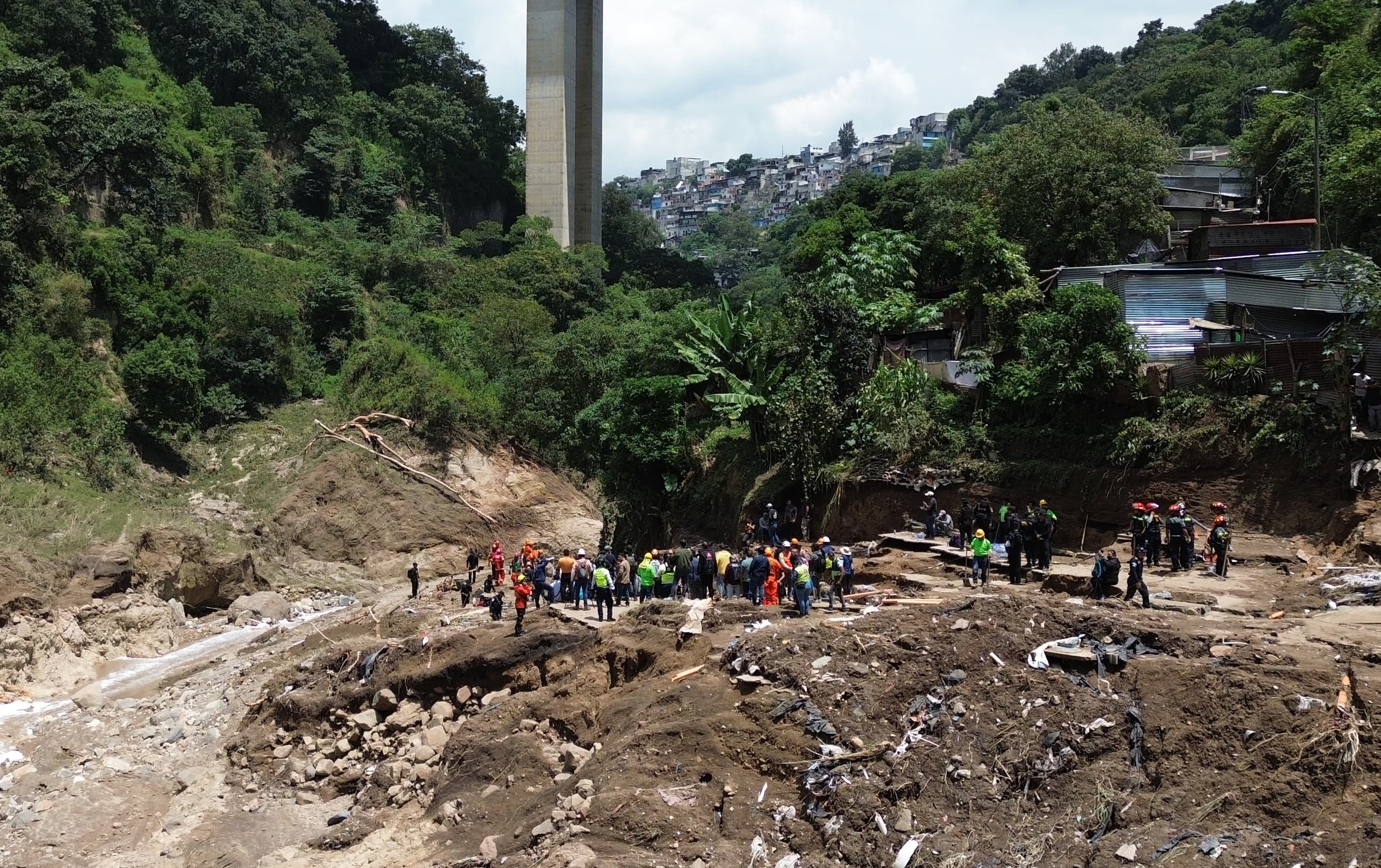 Foto de las labores de búsqueda y rescate en el asentamiento Dios es fiel, en la zona 7 capitalina