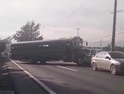 Un autobús causó un accidente al cruzar a la vía contraria por el arriate en la ruta al Pacífico. (Foto Prensa Libre: PMT Villa Nueva)