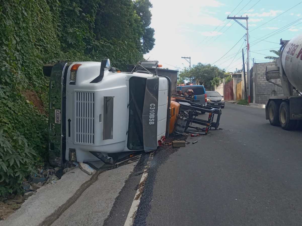 Vehículo Volcado en km 25 de Bárcenas