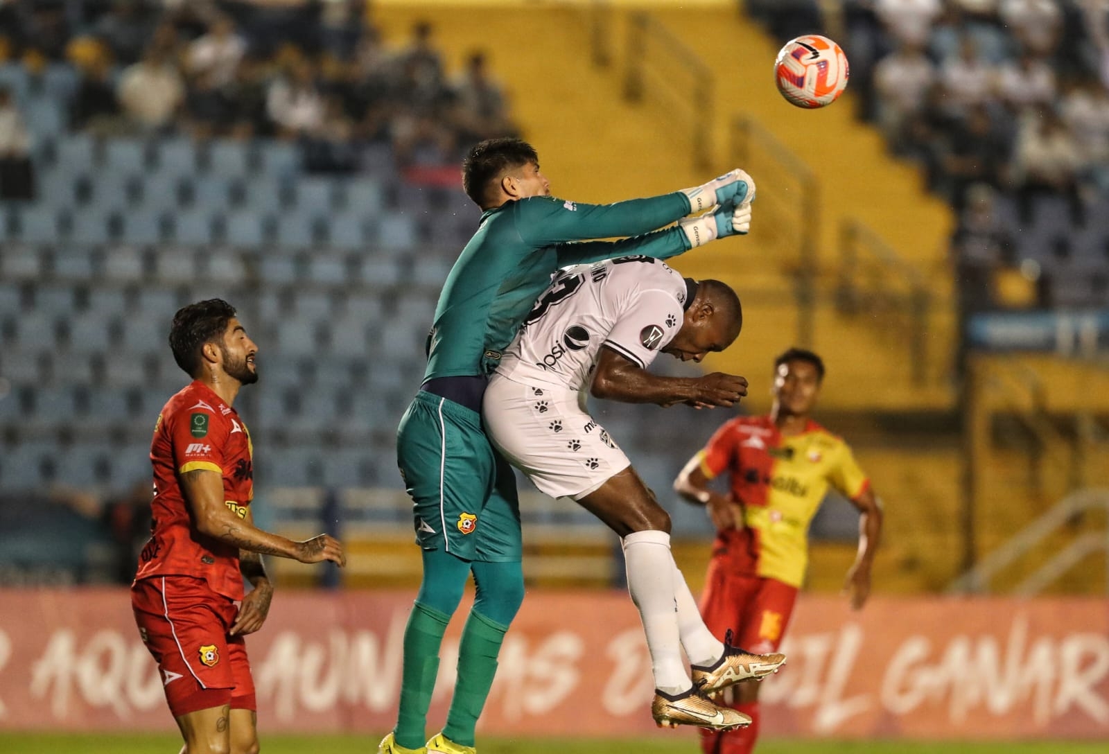 Foto del partido entre Herediano y Comunicaicones