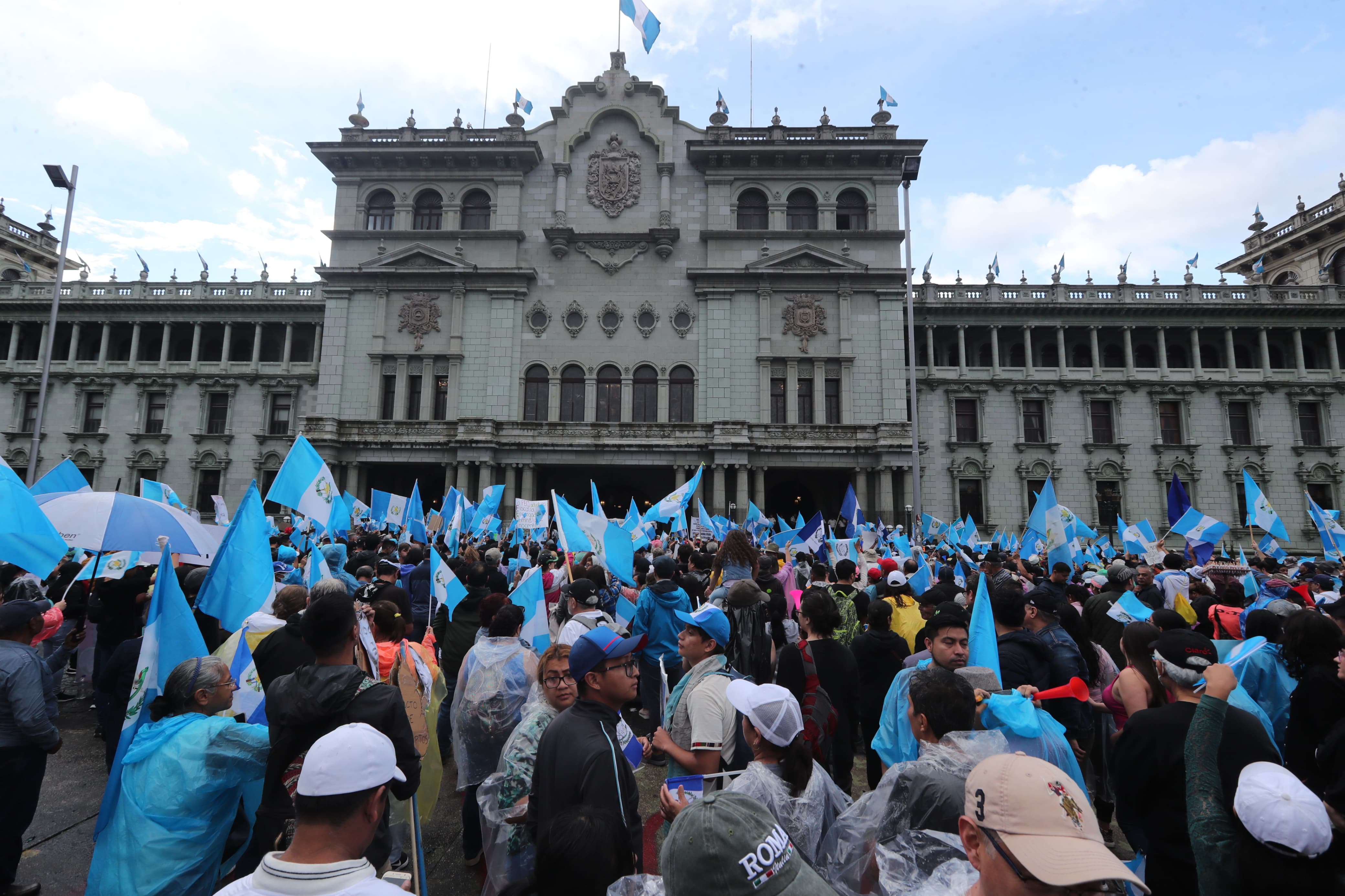 Fotos: Así fue la manifestación contra Consuelo Porras y Rafael Curruchiche y los mensajes que enviaron