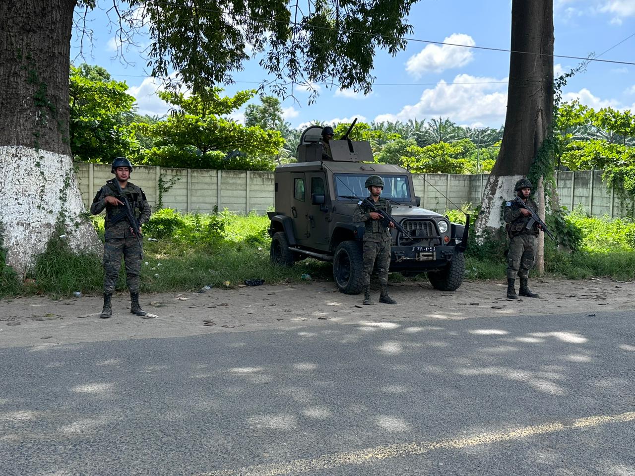 Los vecinos de la localidad detallaron que se vive en ambiente de terror y tensión. (Foto Prensa Libre: Ministerio de la Defensa)