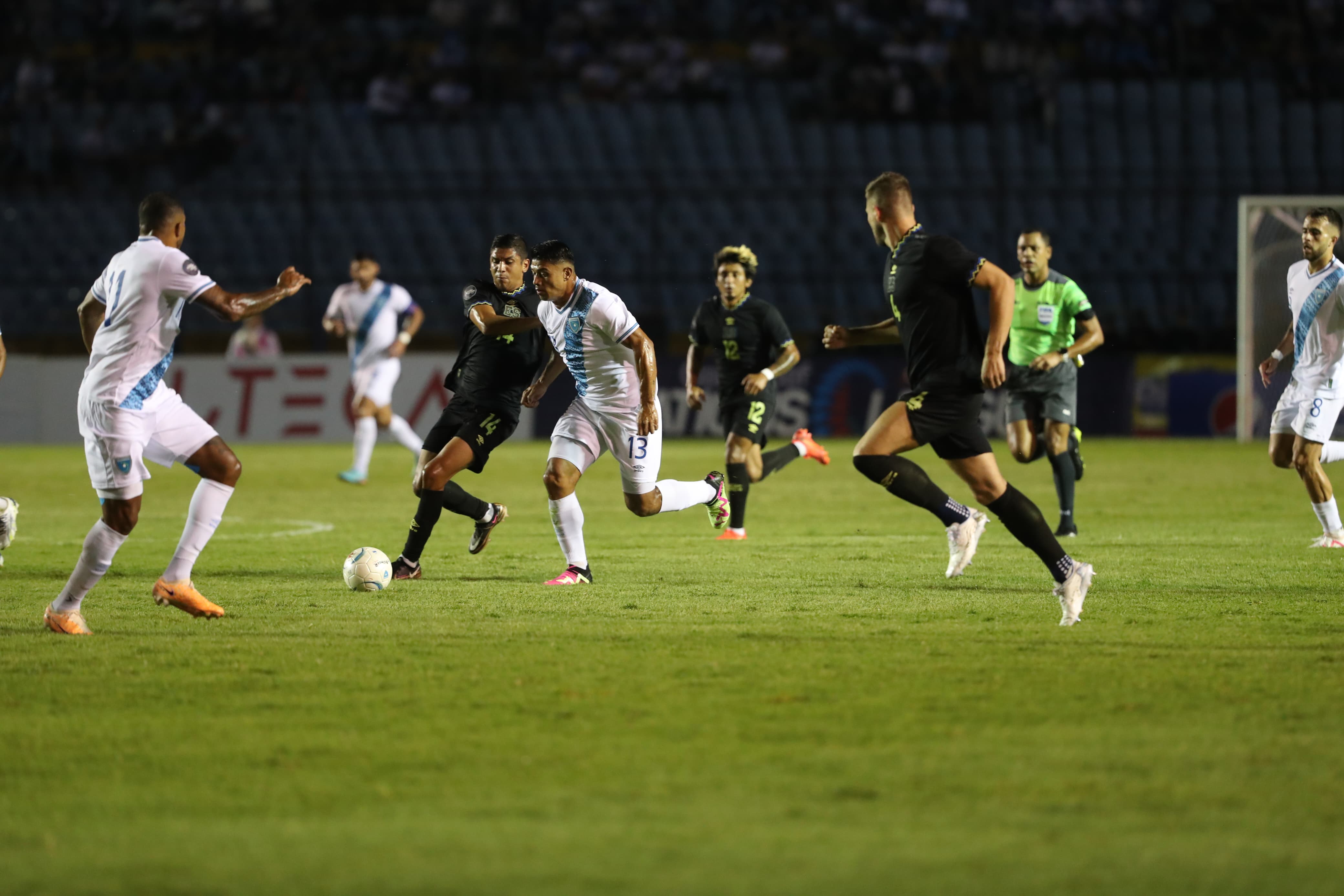 Guatemala gana al medio tiempo ante El Salvador