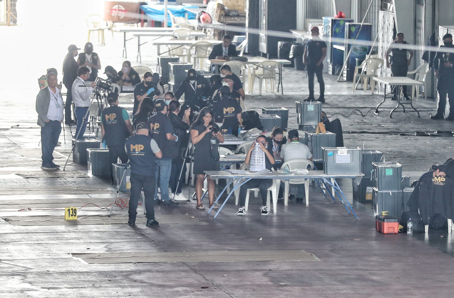 Los representantes del MP continúan abriendo las cajas electorales donde se encuentran los votos ciudadanos. Fotografía: Prensa Libre(Esvin García). 