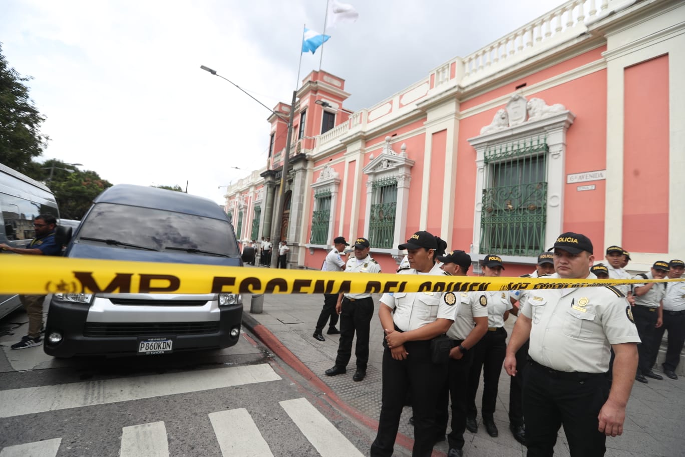 EL MP busca hacerse con los documentos de los resultados de las votaciones de primera y segunda vuelta. Fotografía: Prensa libre (Juan Diego González).