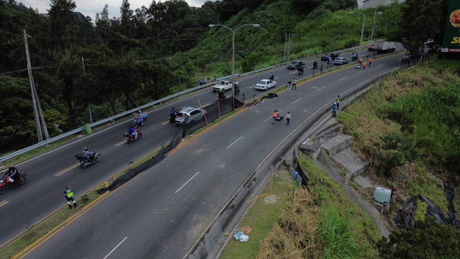 Debido a los daños en bóvedas ubicadas bajo el bulevar Lourdes, en la zona 5 de la capital, el tránsito en ese lugar está restringido. (Foto Prensa Libre: Carlos Hernández Ovalle)