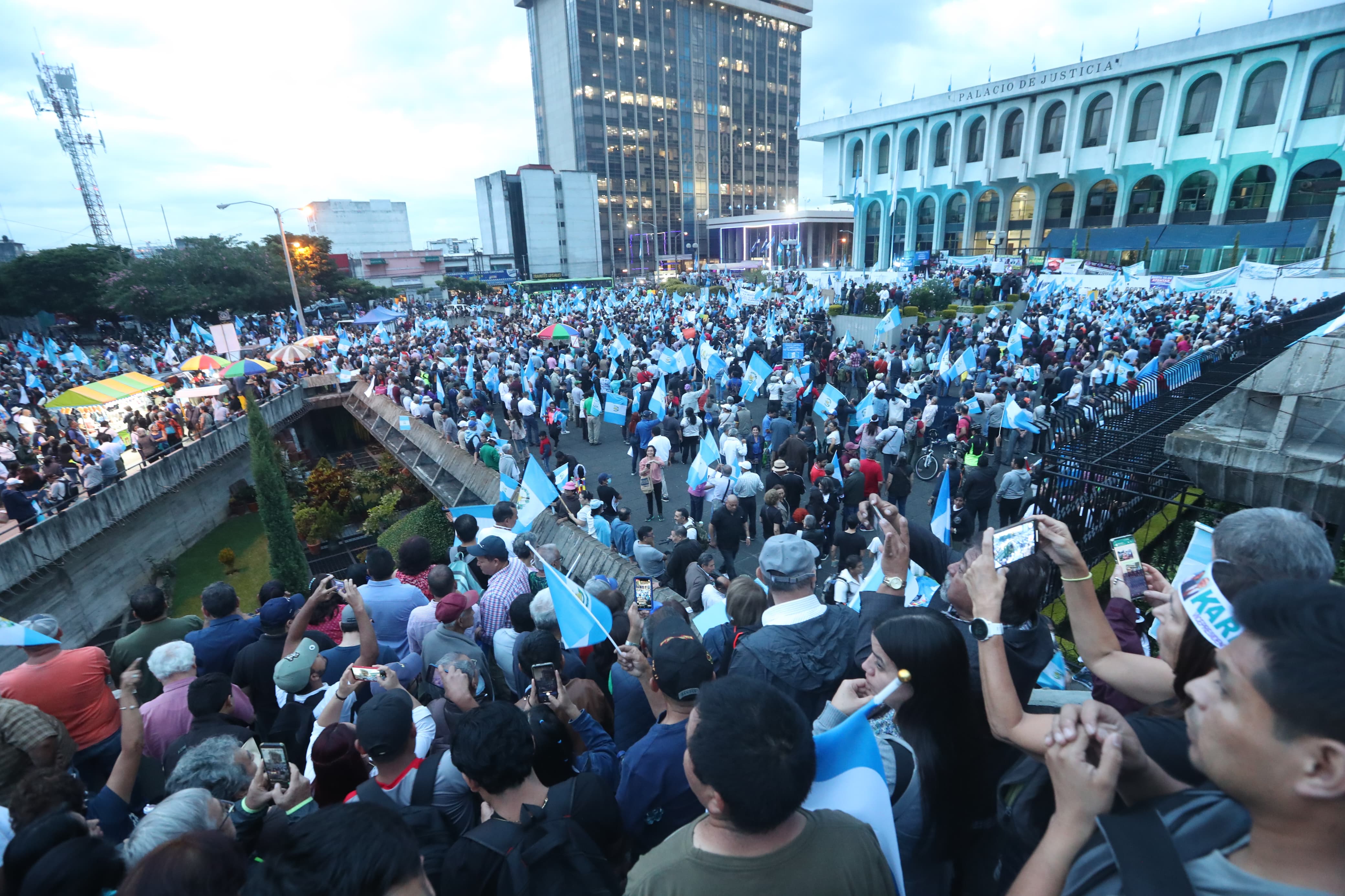 Guatemaltecos protestan en contra de las acciones del MP, las cuales, a su criterio, empañan el proceso electoral en el que Bernardo Arévalo ganó la Presidencia. (Foto Prensa Libre: Érick Ávila)