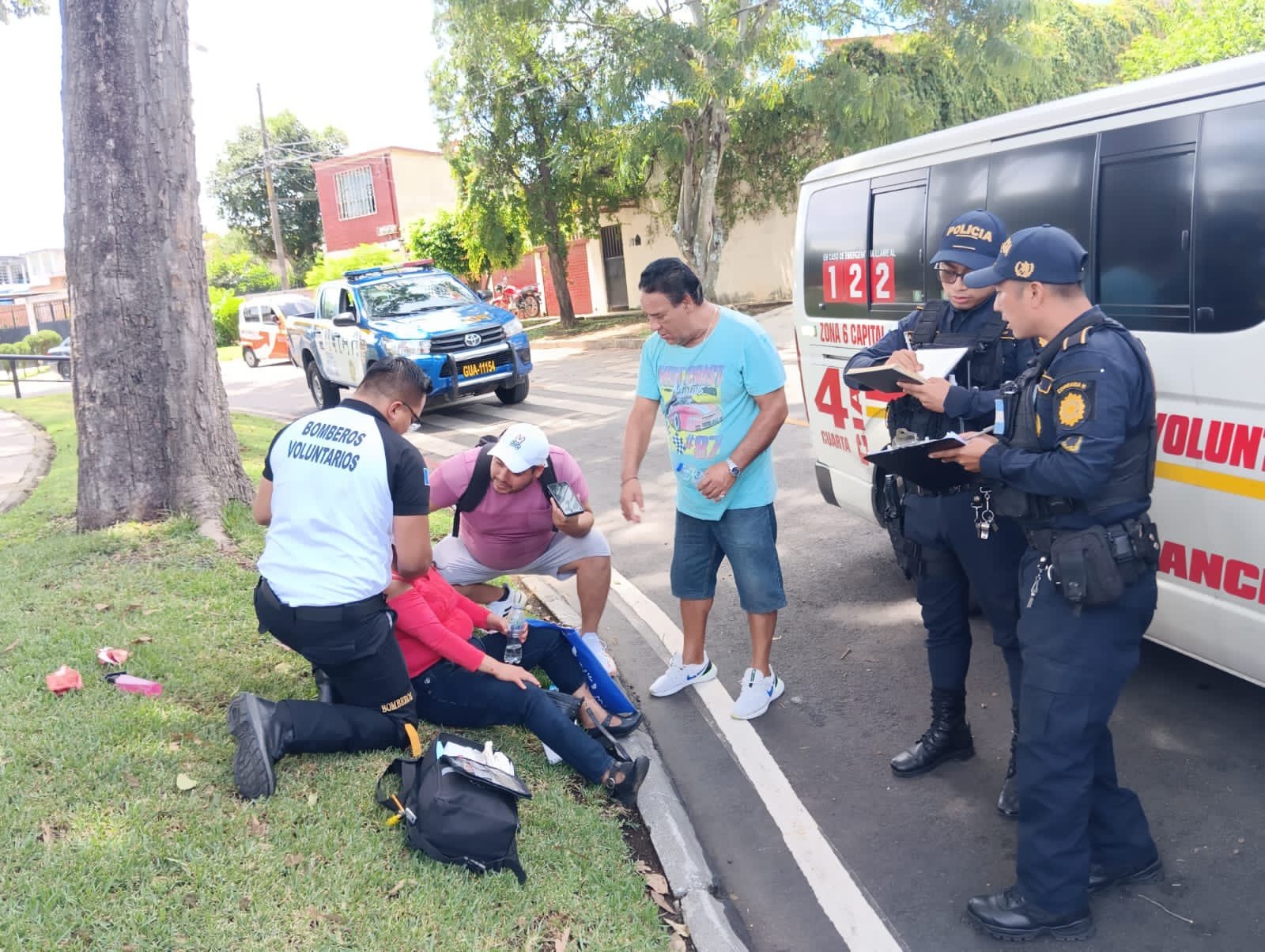 Una mujer de 51 años fue agredida supuestamente dentro de un taxi pirata en un sector de la zona 1. Bomberos Voluntarios la auxiliaron. (Foto Prensa Libre: CBV).