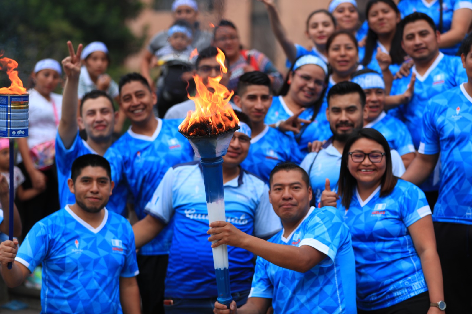 guatemaltecos sosteniendo una antorcha en la plaza del Obelisco por el Día de la Independencia en Guatemala