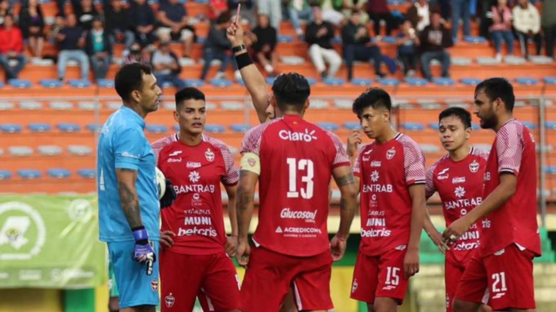 El portero de Malacateco, Alejando Pérez, al momento de recibir la tarjeta roja por parte del árbitro tras pisotear el rostro de Néstor Jucup de Xinabajul. (Foto Prensa Libre: Afición X, Twitter)