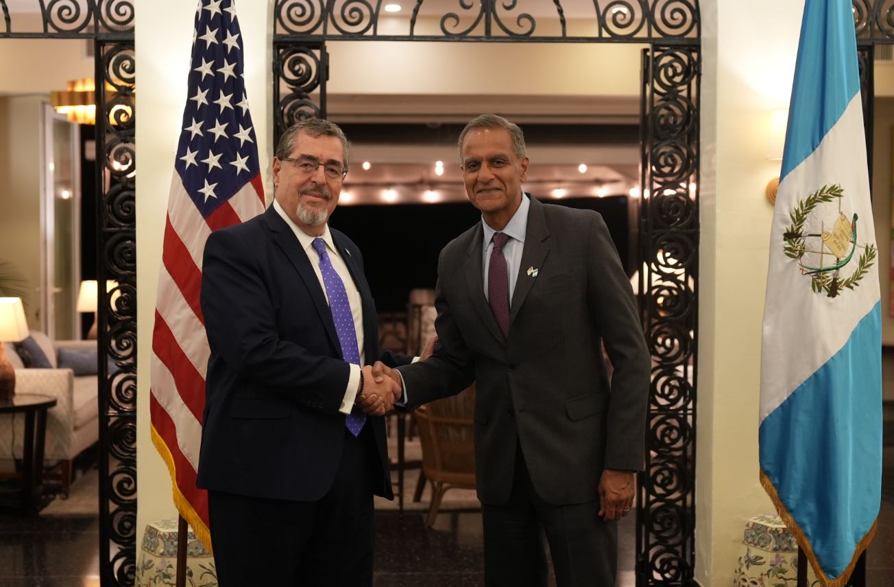 Bernardo Arévalo, presidente electo de Guatemala, junto a Richard Verma, Subsecretario de Estado de Administración y Recursos de los Estados Unidos. (Foto Prensa Libre: Tomado de la cuenta de X de Richard Verma)