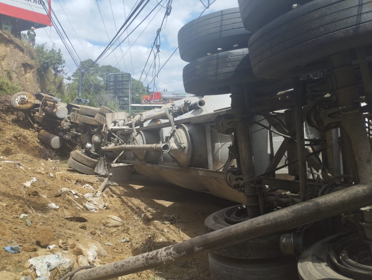 Uno de los tráileres involucrados en un hecho de tránsito en el km 21 de la ruta Interamericana quedó volcado a la orilla de la carretera. (Foto Prensa Libre: CVB)