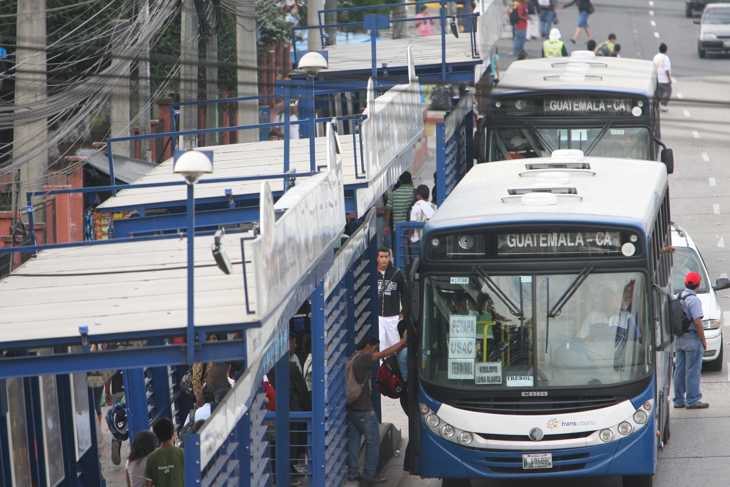 Los estudiantes del sector público deben recibir de manera bimensual el bono al transporte para movilizarse hacia sus centros educativos. (Foto Prensa Libre: Hemeroteca PL)