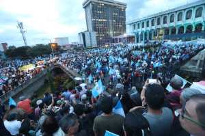 Desde horas de la tarde manifestantes llegaron frente a la CSJ. (Foto Prensa Libre: Érick Ávila)