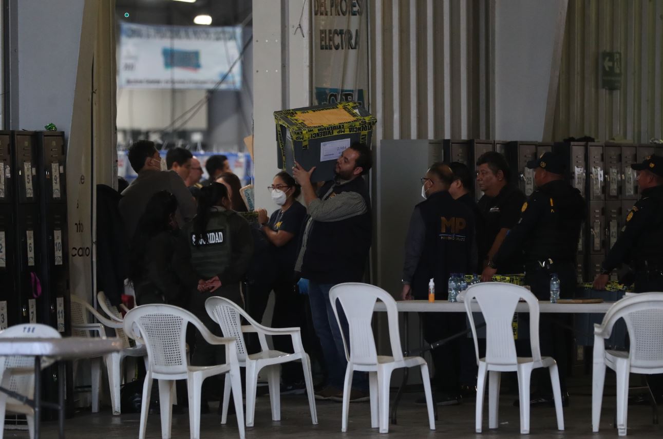 Fiscales del MP colocaron sellos de evidencia a varias cajas electorales en el cateo en el Parque de la Industria. (Foto Prensa Libre: Érick Ávila)