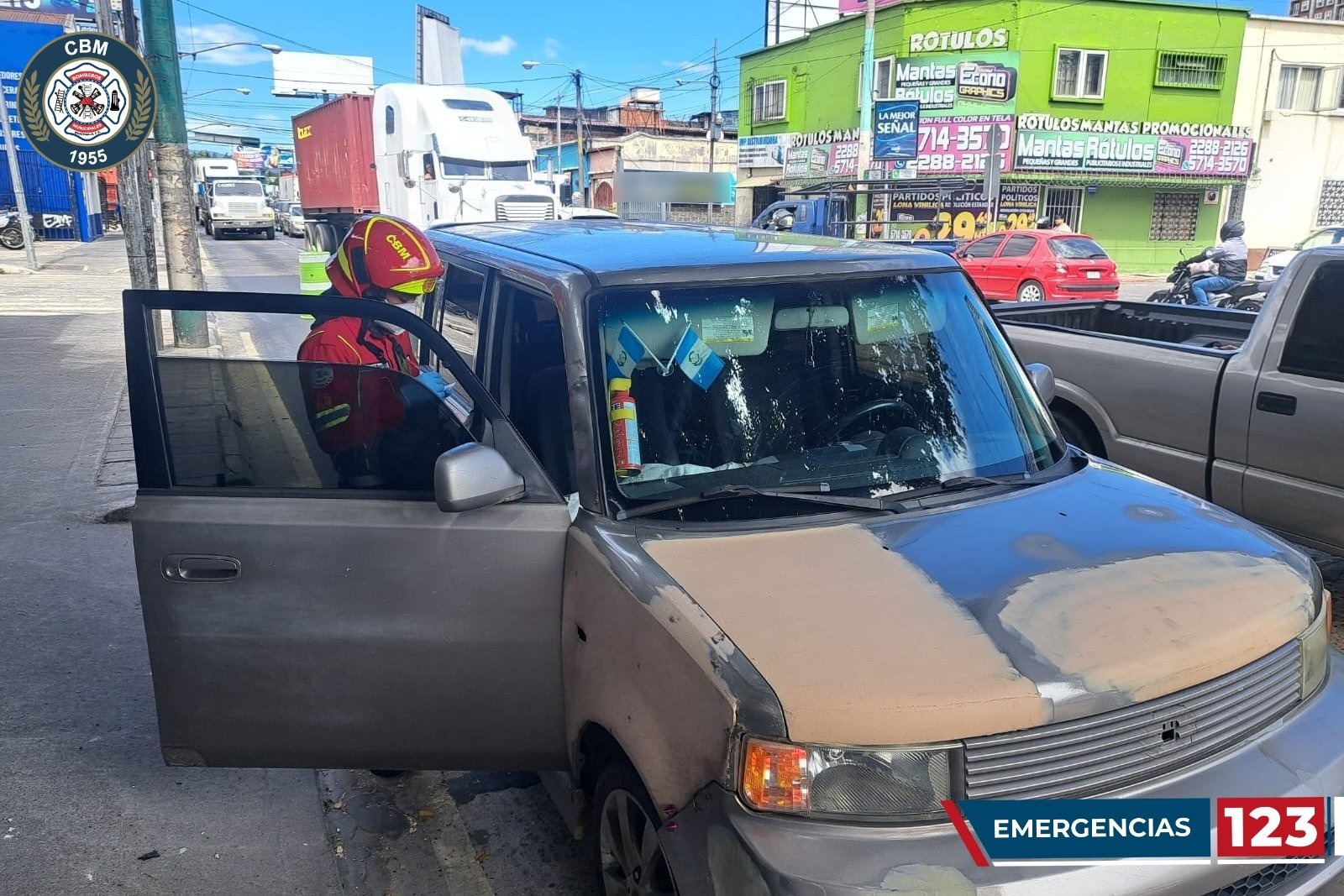 fotografía bomberos municipales sobre un conductor fallecido en la calle martí zona 2