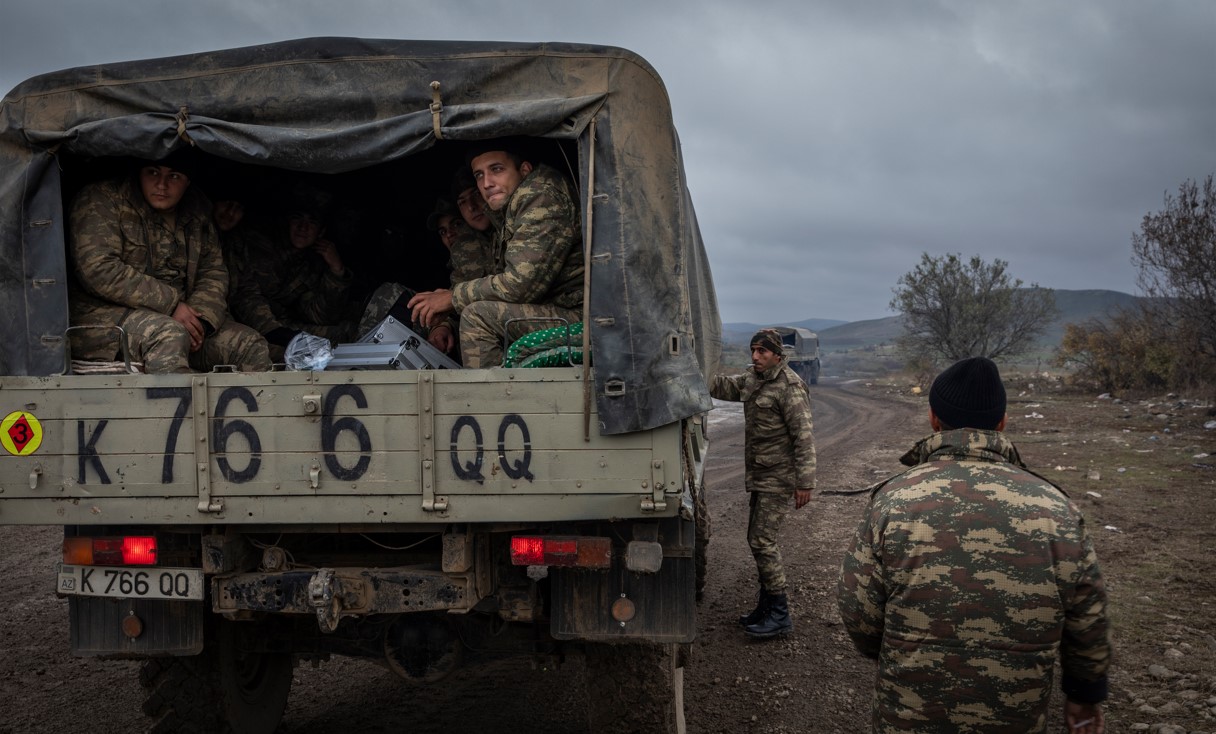 Tropas azerbaiyanas al volver del frente, cerca de la ciudad de Fizuli, Azerbaiyán, en 2020. (Ivor Prickett/The New York Times)