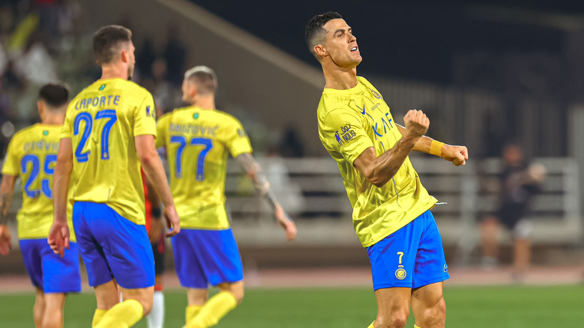 El capitán del Al-Nassr, Cristiano Ronaldo, celebra el tercer gol de su equipo ante el Al-Raed en la sexta fecha de la liga saudí. (Foto Prensa Libre: AlNassr/Twitter)