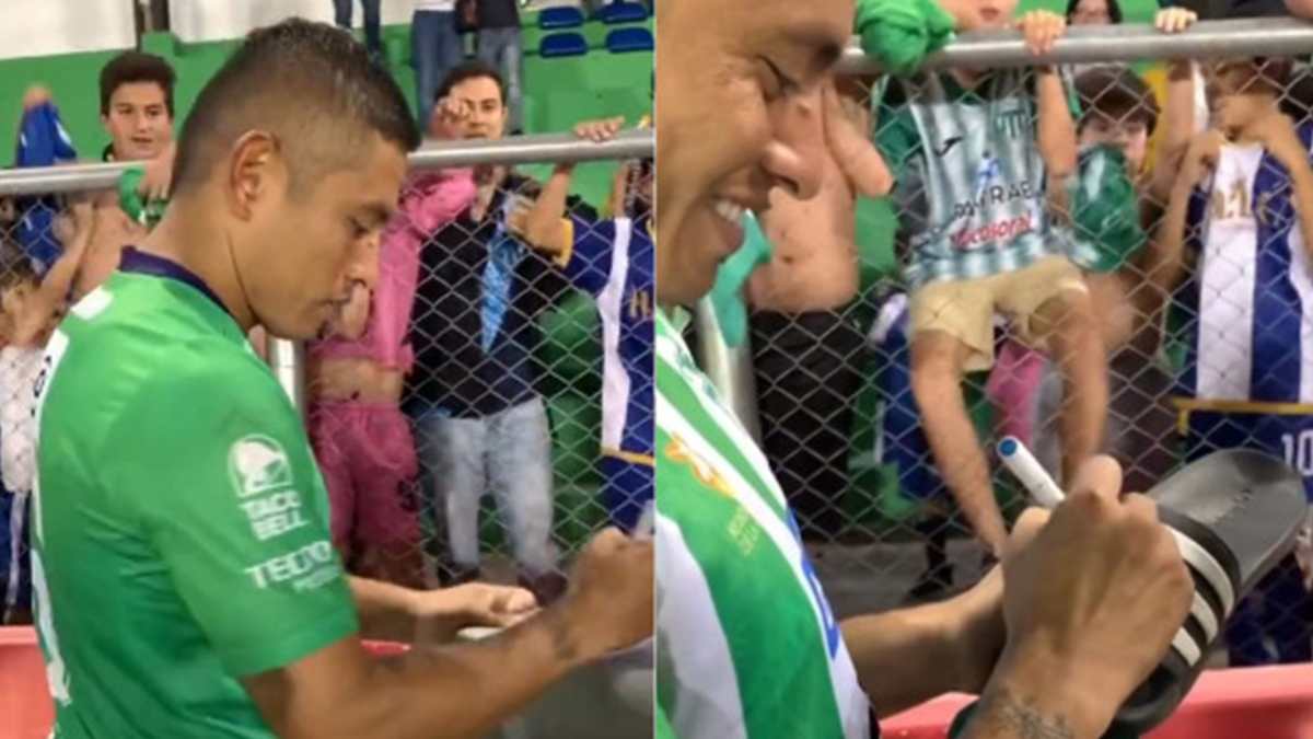 El mediocentro de Antigua GFC, Carlos Mejía, firmando autógrafos tras el partido del sábado ante Municipal en el estadio Pensativo. (Foto Prensa Libre: Facebook)
