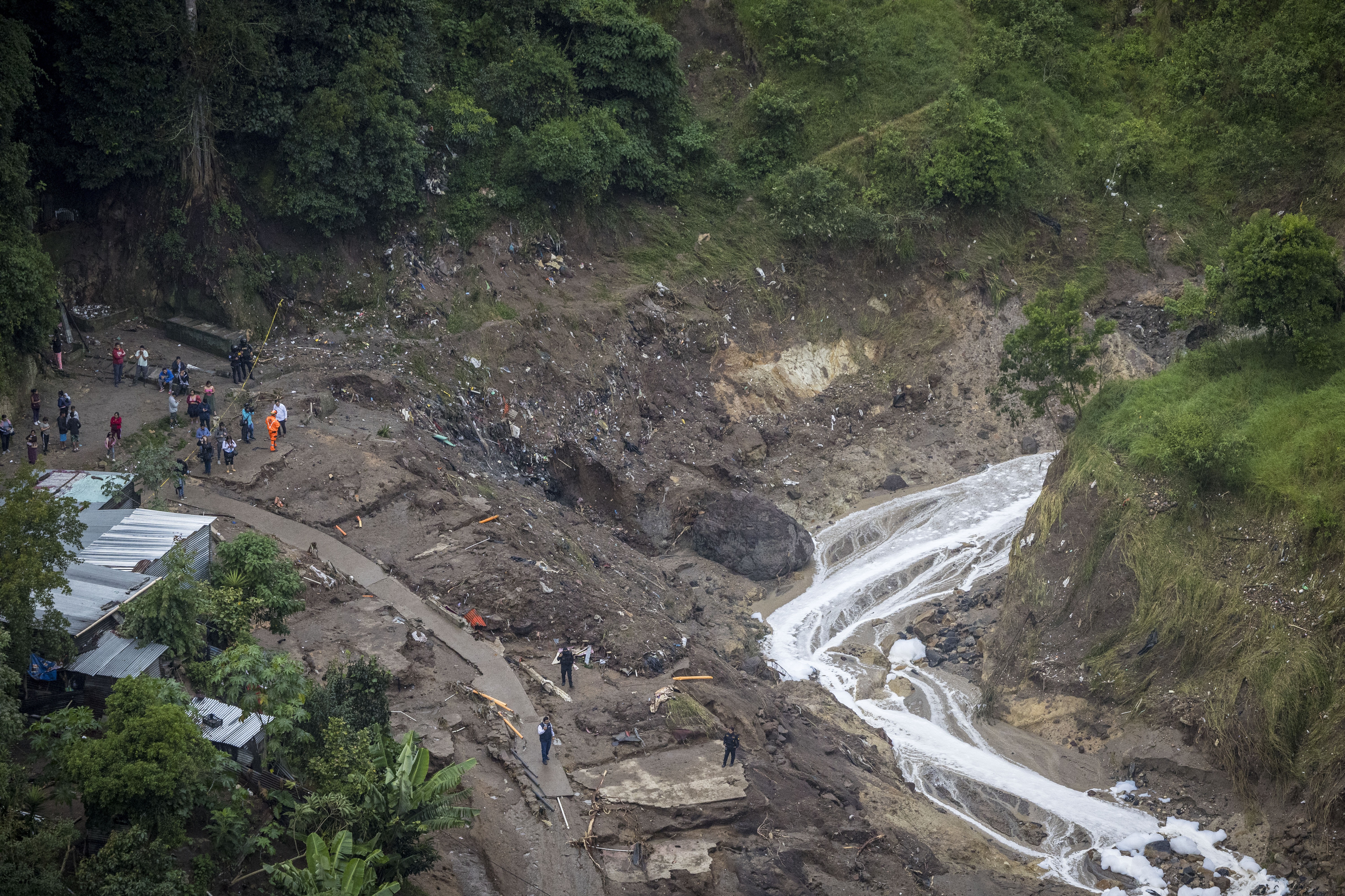 Las viviendas que fueron arrastradas se encontraban al fondo del barranco, a orillas del río Naranjo (de aguas negras), que divide la zona 7 de la capital y la 4 de Mixco. (Foto Prensa Libre)