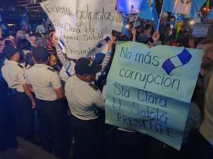 Manifestantes que llegaron frente a la CSJ exigen el fin de la corrupción. (Foto Prensa Libre: María José Bonilla)