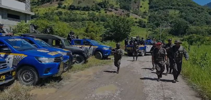 El Jefe del Estado Mayor de la Defensa confirma el secuestro de un fiscal y dos investigadores del MP en aldea Tuinima, Tajumulco, San Marcos. Exigen la liberación de amapoleros detenidos por la PNC hace 15 días. (Foto Prensa Libre: captura de pantalla).