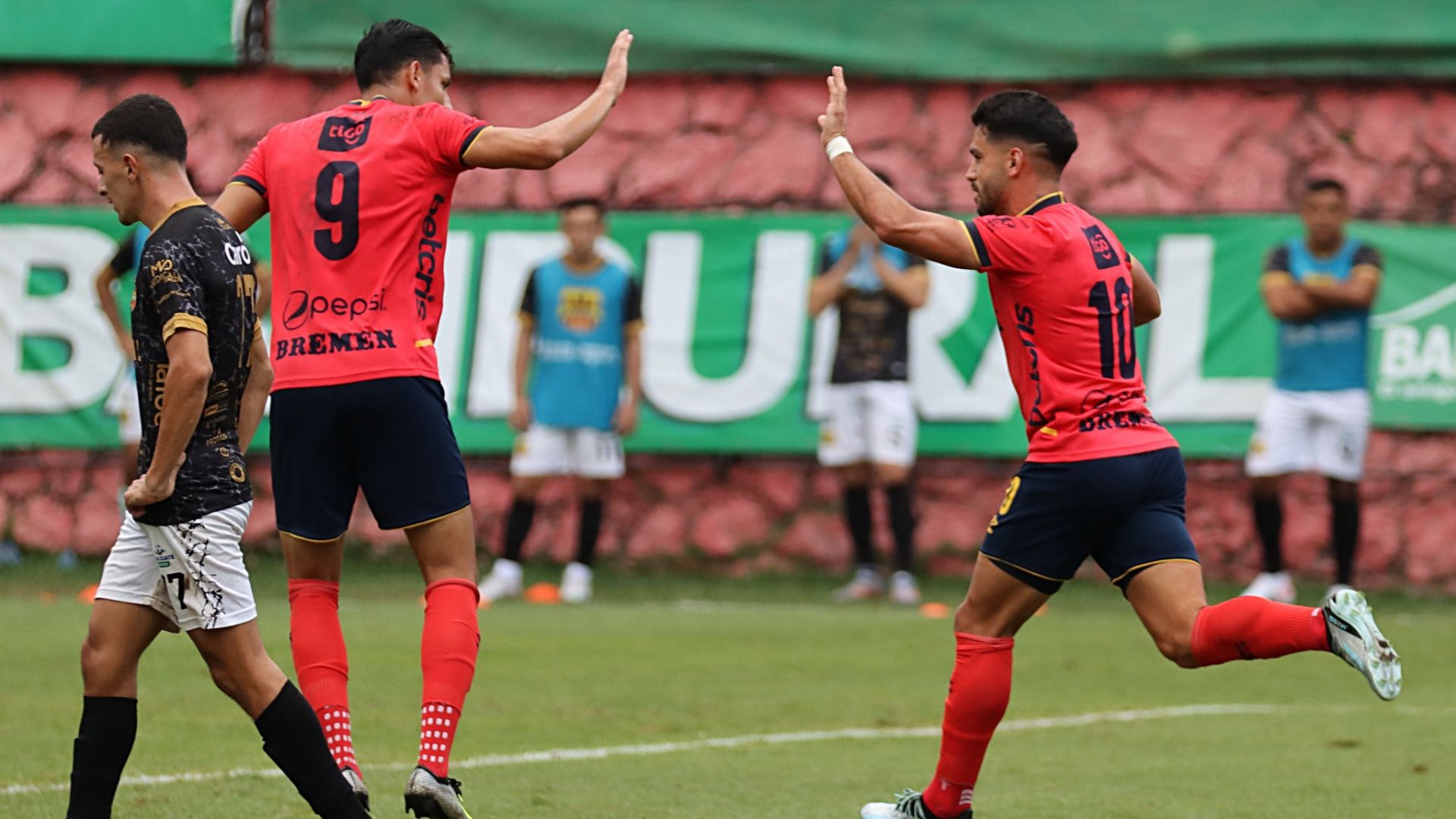 Los jugadores de Municipal, José Carlos Martínez (9) y Matías Rotondi (10) festejan una de sus anotaciones a Zacapa en el estadio El Trébol. (Foto Prensa Libre: Liga Nacional/Facebook)