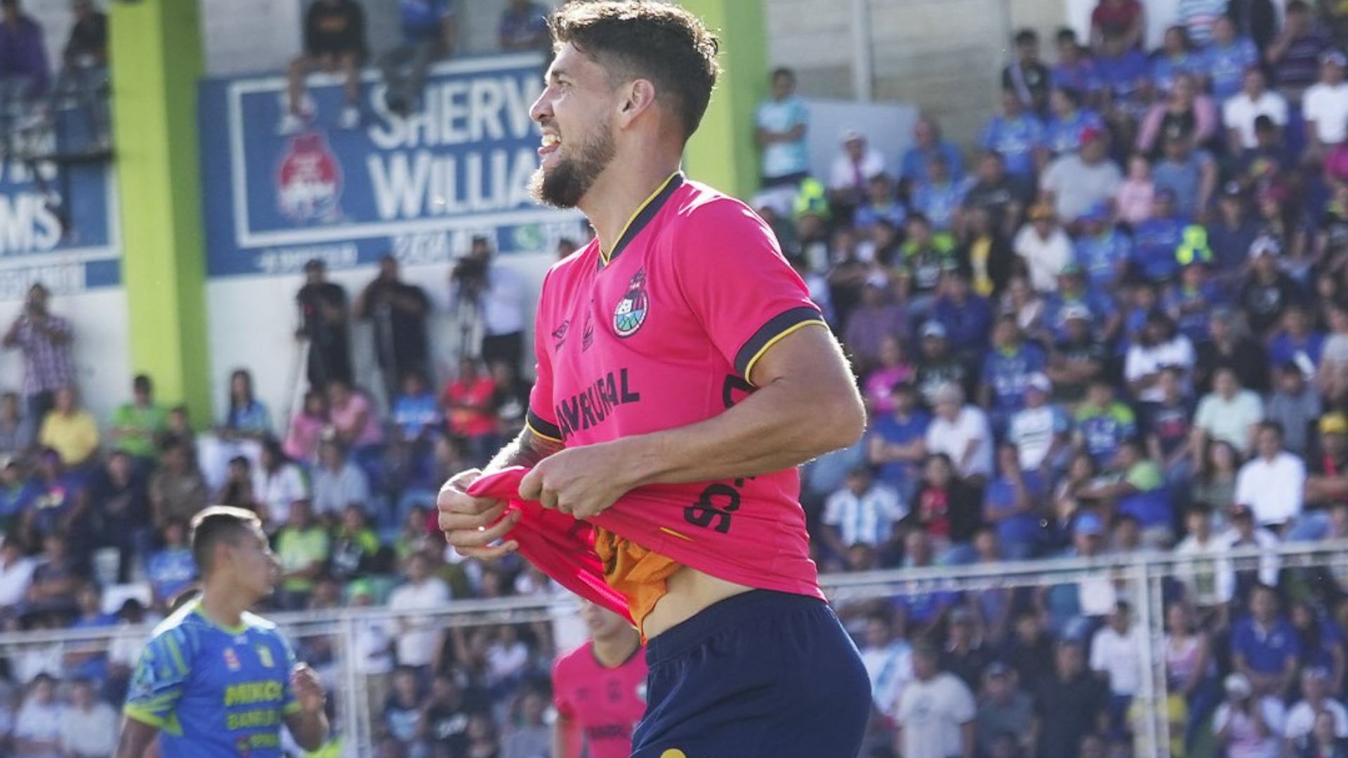 El jugador de Municipal, Gabriel Leyes, celebra el primer gol del partido ante Mixco. (Foto Prensa Libre: Twitter)