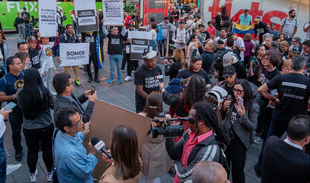 Migrantes venezolanos protestan en Nueva York contra el gobierno de Nicolás Maduro. (Foto Prensa Libre: EFE)