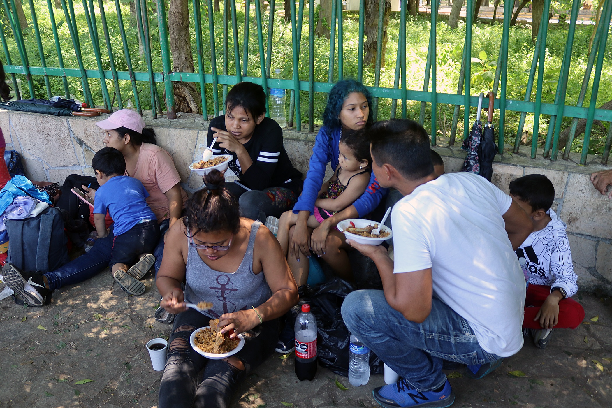 Migrantes comparten alimentos en un campamento, el 17 de septiembre de 2023 en Tapachula, Chiapas (México). La nueva oleada migratoria sin precedentes en la frontera sur de México ha provocado una escasez de alimentos. (Foto Prensa Libre: EFE)