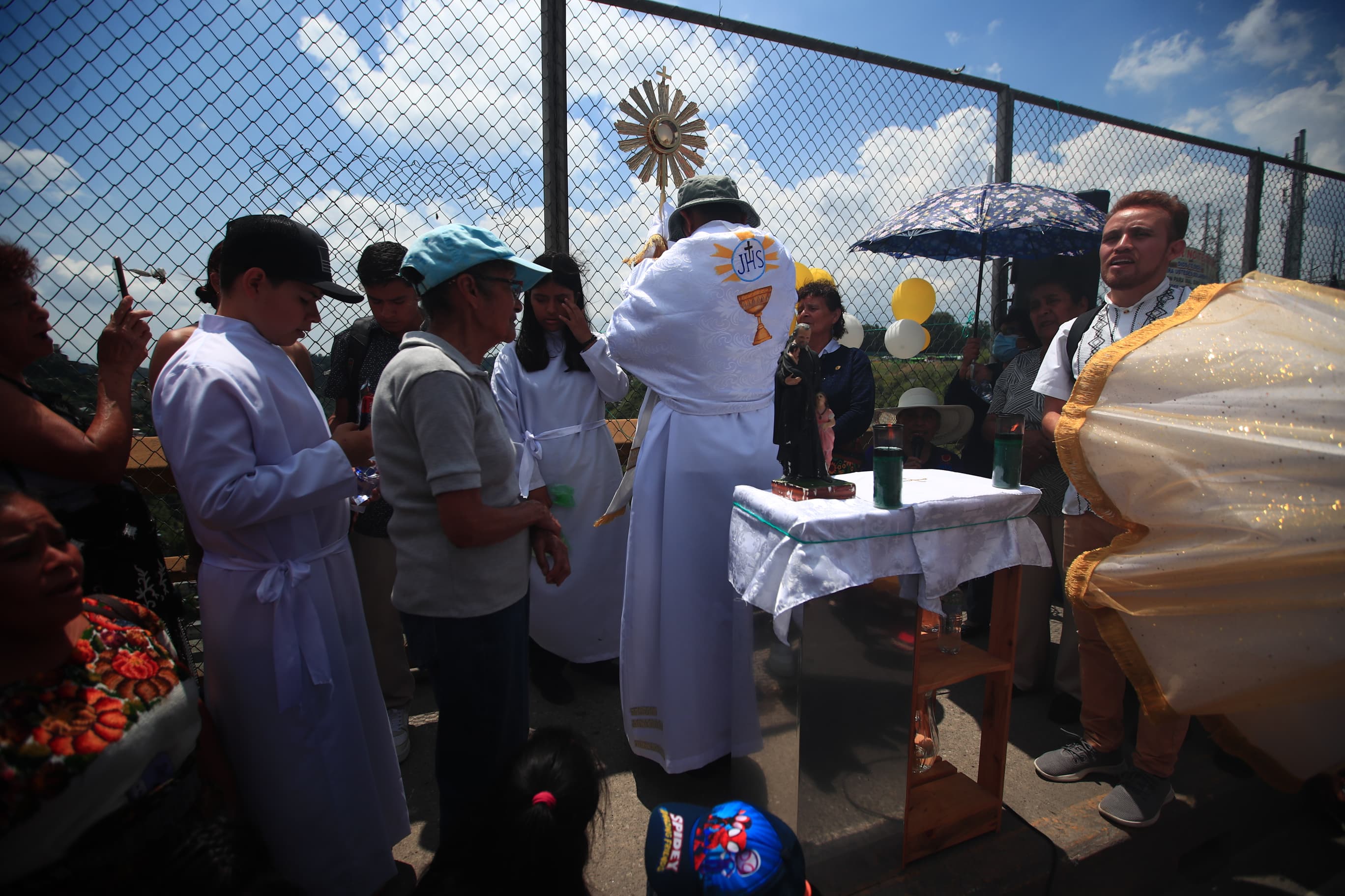 El sacerdote Juan Carlos Martínez de la iglesia San Vicente de Paul, filial del Divino Salvador del Mundo, ubicada en la zona 7 de la capital, ofició un servicio religioso sobre el puente El Incienso. (Foto Prensa Libre: María José Bonilla).