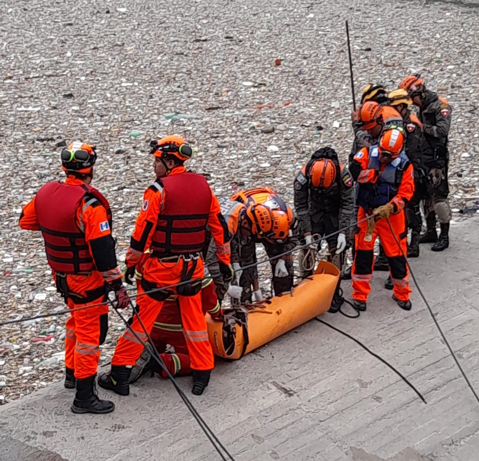 Bomberos Voluntarios y socorristas del Ejército recuperan cadáver de una niña en la biobarda en Chinautla, víctima de la tragedia en El Naranjo. (Foto Prensa Libre: Bomberos Voluntarios)