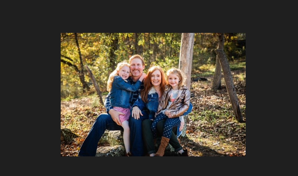 En una foto familiar sin fecha de Saltz Mongeluzzi Bendesky, Philip Paxson, de 47 años, con su esposa, Alicia, y sus hijas. (Saltz Mongeluzzi Bendesky vía The New York Times).