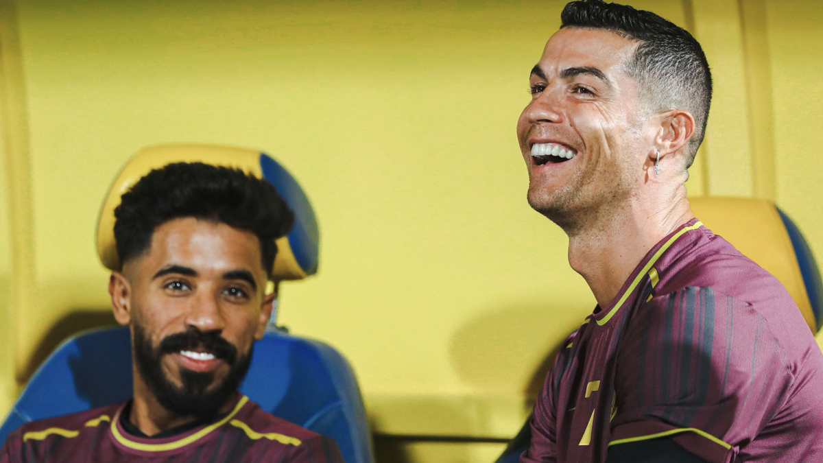 El capitán del Al-Nassr, Cristiano Ronaldo, sonríe junto a uno de sus compañeros. (Prensa Libre: Cristiano Ronaldo-Twitter)